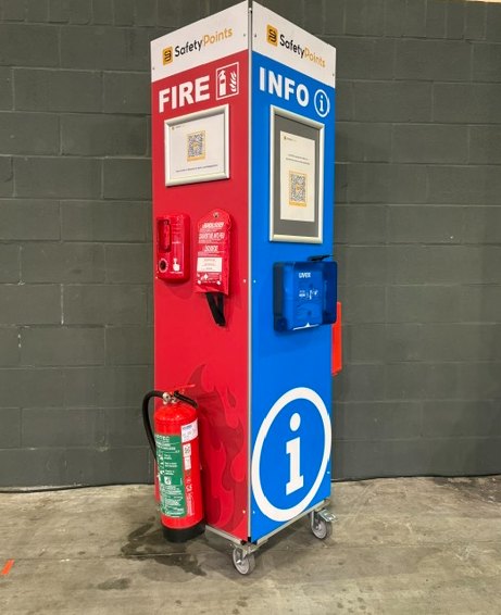 Verrijdbaar SafetyPoint met Fire Point (brandblusser, branddeken, alarm) en SafetyBoarding-infopaneel met QR-code